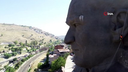 Türkiye’nin en büyük Atatürk maskının bakımı, profesyonel dağcılara emanet