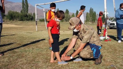 Komandolar sahada... Köy çocuklarına sürpriz yapan komandolar futbol oynadı