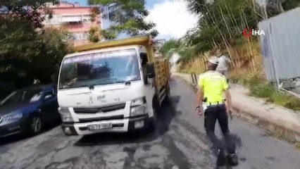 Beşiktaş’ta yol çöktü, park halindeki araç çukura düştü