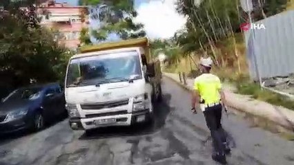 Beşiktaş'ta park halinde bulunan aracın dibinde çökme yaşandı