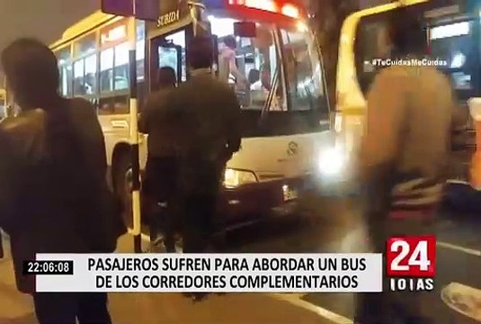 Pasajeros sufren para abordar un bus de los corredores complementarios