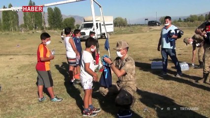 Komutan kaleye geçti, çocuklar komandolarla maç yaptı