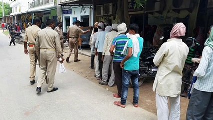 बैंक के बाहर खड़े लोगों को पुलिस ने कराया सोशल डिस्टेंस का पालन