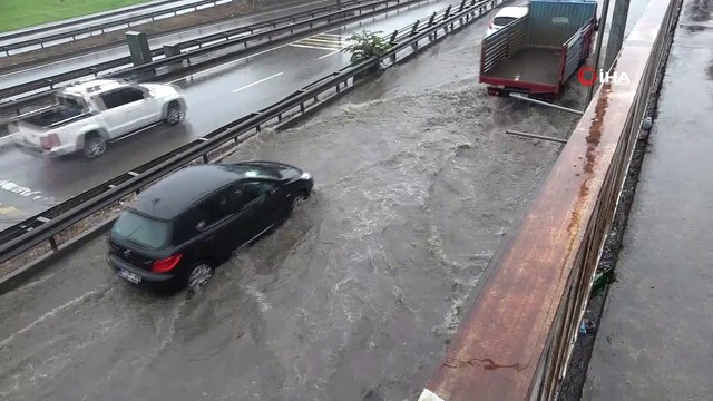 Trabzon’da şiddetli yağış sonrası yollar göle döndü