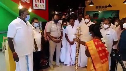 ஏற்காட்டில் புதிய அசைவ ஹோட்டல்.. டூவீலர் மாடல் சீட்.. டேபிள்களில் கேம்கள் - வீடியோ