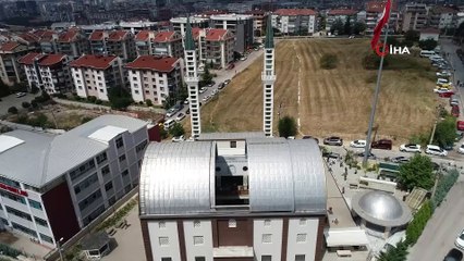 Kubbesi açılıp kapanan camide klimasız ferah namaz