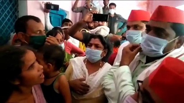 सपा के जिलाध्यक्ष मृतक पुष्पेंद्र के परिवार से मिलने पहुंचे