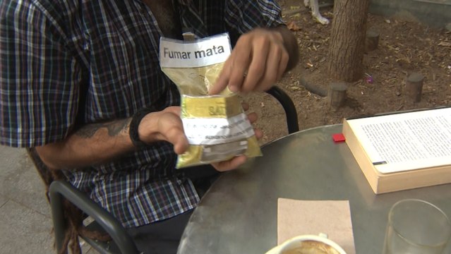 Un juez anula la nueva orden de la CAM que prohíbe fumar en la vía pública