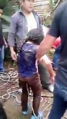 San Juan Sacatepéquez: Niña cae a pozo y familiar decide golpearla en lugar de ayudarla.