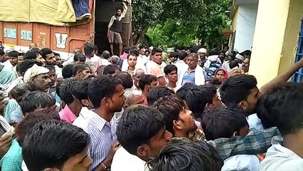 बिचौलियों की वजह से किसानों को नहीं मिल रही यूरिया खाद