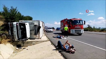 Trafik amirinden insanlık örneği: Yaralının başına güneş geçmesin diye gölge oldu