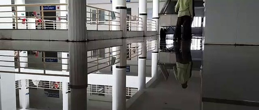 30 करोड़ की बिल्डिंग के तीसरी मंजिल पर भरा पानी