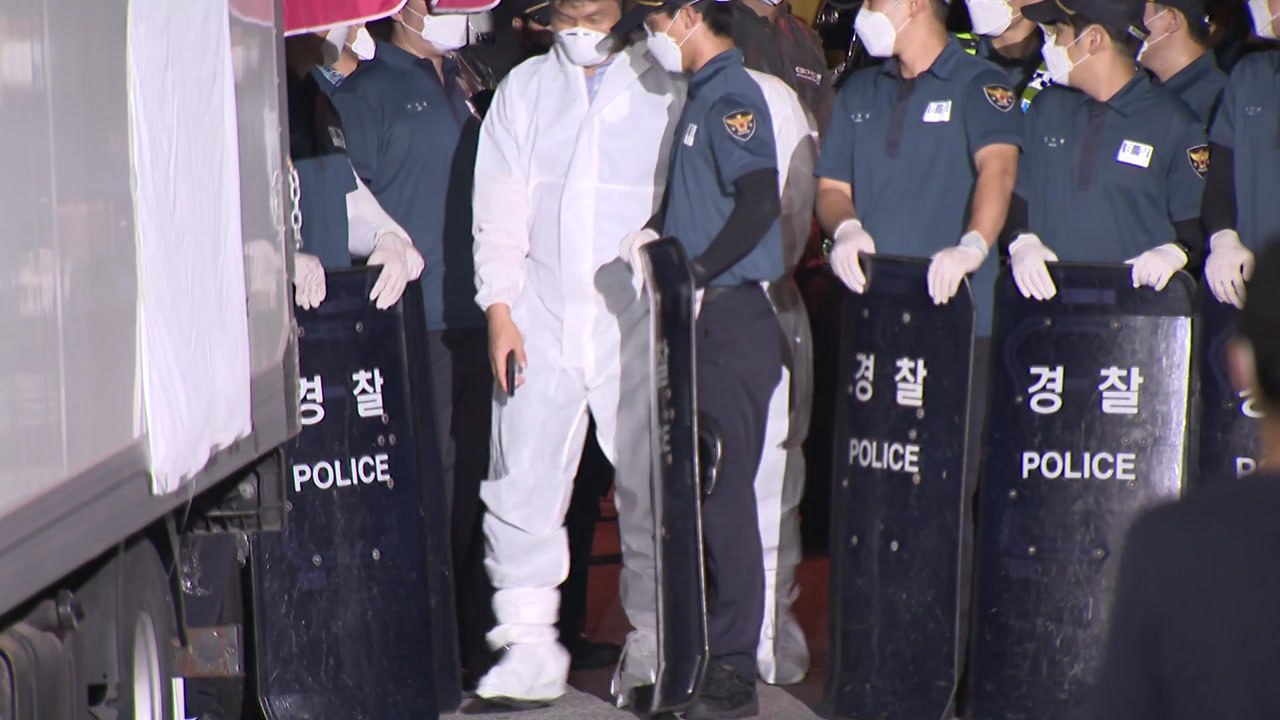 사랑제일교회 2시간째 압수수색...교인 명단 확보 시도 / YTN