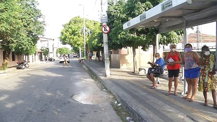 Algumas linhas de ônibus saíram de circulação e a população enfrenta dificuldades de deslocamento em Fortaleza