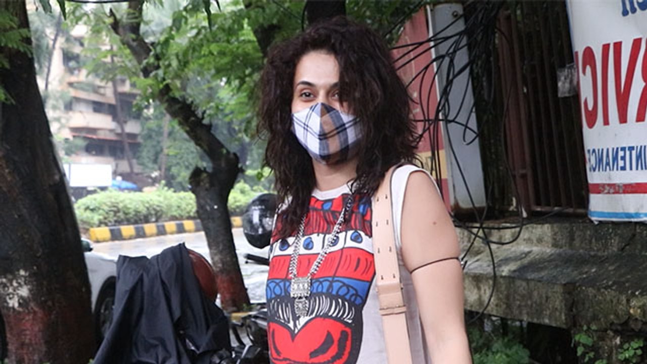 Taapsee Pannu Spotted At Kromakay Salon Juhu | FilmiBeat