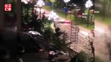 Çin’de yol çöktü, 21 araç hurdaya döndü