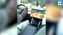 Il joue à Mario Kart en utilisant le volant de sa Telsa