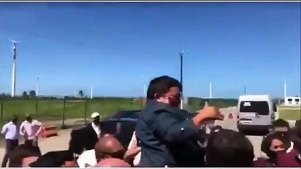 Jair Bolsonaro porte un enfant sur son épaule... avant de se rendre compte que c'est un nain