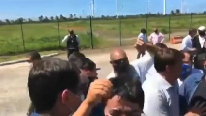 Bolsonaro coge en brazos a un hombre con enanismo pensando que era un niño