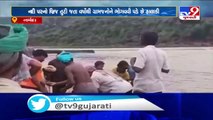 Valsad- Villagers forced to take out last procession amid flowing waters of Daman Ganga river - TV9