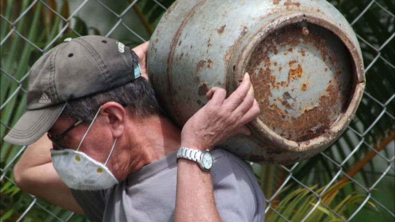 Con la bombona al hombro: Mirandinos madrugan para poder comer
