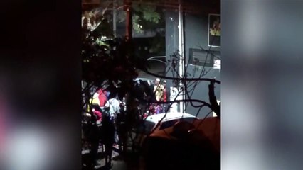 Vídeo mostra grande confusão que só terminou, após carro bater em caçamba no Alto Alegre