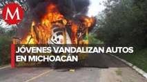 En Michoacán, aspirantes a normalistas queman autos por anulación de exámenes