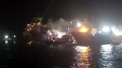 부산 감천항 정박 원양어선에서 화재 / YTN