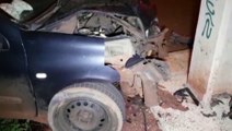 Carro atinge poste e jovem de 19 anos é socorrido no Riviera