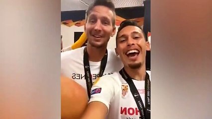 Celebración de los jugadores del Sevilla en el vestuario tras ganar la Europa League