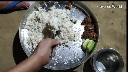 किसी गरीब का खाना, खीरे, आलू की शुखा चटनी, पकोड़ा और खीरे के साथ पूरा थाली साफ।