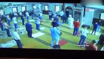 Namaz sırasında baygınlık geçiren genci son anda yakaladı