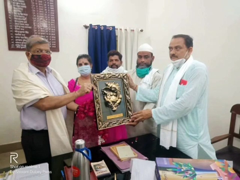 व्यापार मंडल के द्वारा सिटी मजिस्ट्रेट को किया गया सम्मानित