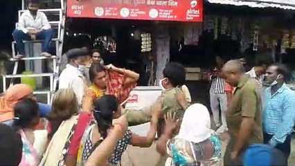 छतरपुर: फुटपाथ पर महिलाओं ने खोली दुकाने, विरोध करने पर नगरपालिका कर्मचारियों को दौड़ा कर पीटा