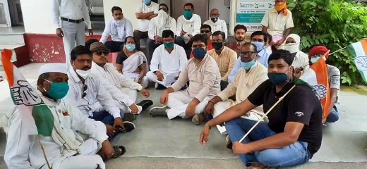 बढ़ते अपराध को लेकर धरने पर बैठे कांग्रेसी