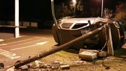 Carro fica destruído após condutor bater em postes no lago municipal