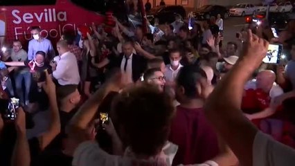 O'Campos exhibe la copa a la llegada del Sevilla al hotel en Colonia