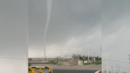 수원 도로서 타이어 '펑'...인천 해상에는 용오름 / YTN
