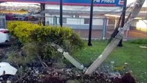 Corolla arranca poste na marginal da BR-277; carro era roubado