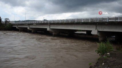 Sağanak dereleri taşırdı, yollara zarar verdi