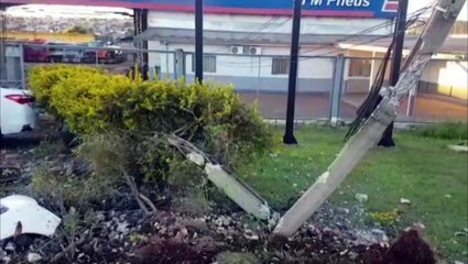 Corolla arranca poste na marginal da BR-277; carro era roubado