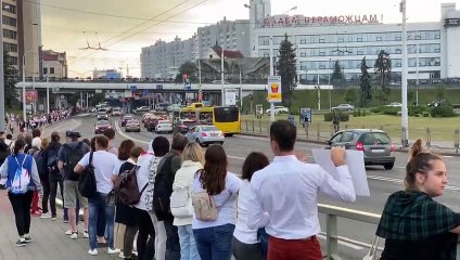 Télécharger la video: Belarus: Demonstranten formen Menschenkette in Minsk