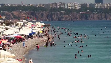 Antalya'da sıcaktan bunalanlar sahillerde yoğunluk oluşturdu