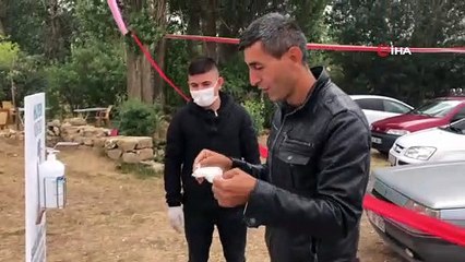 Damattan davetlilere maske ve dezenfektan ikramı