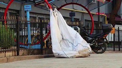 Çuvalın içinden uyuyan çocuk çıktı