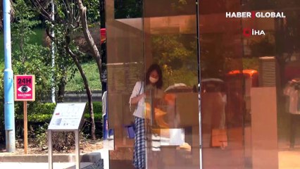Kapısı kilitlenince görünmez olan şeffaf tuvalet büyük ilgi gördü, halk parka akın etti!