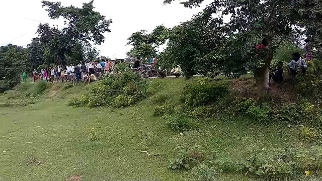 खेत की रखवाली करने गया युवक, पेड़ से लटका मिला