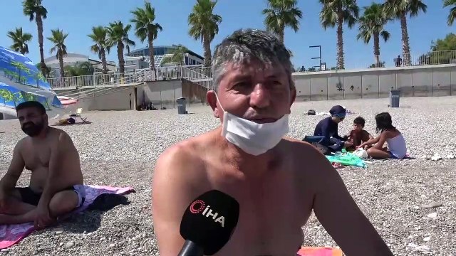 Konyaaltı Sahili’nde sosyal mesafeli deniz keyfi