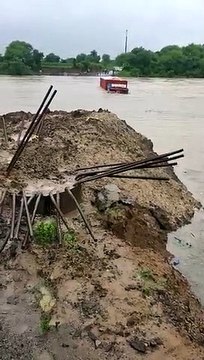 लखुंदर नदी उफान पर, दुपाड़ा मार्ग पर पुलिया के पानी में फंसा ट्रक