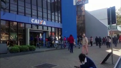 Cascavelenses enfrentam frio na fila da Caixa